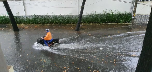 Hết Khổ Sở Vì Triều Cường, Người Cần Thơ Lại Bì Bõm Vì Mưa Lớn