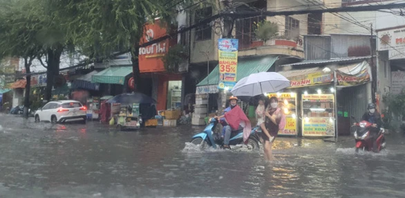 Hết Khổ Sở Vì Triều Cường, Người Cần Thơ Lại Bì Bõm Vì Mưa Lớn