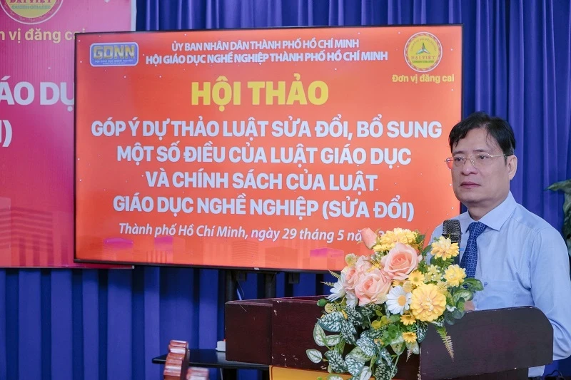 Ông Đặng Minh Sự - Ủy viên Thường vụ Hội GDNN TP.HCM báo cáo đề dẫn nội dung hội thảo
