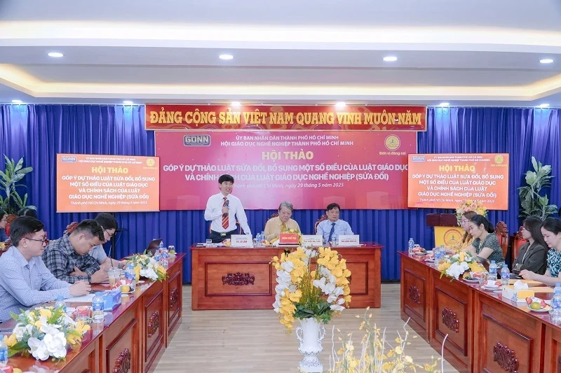 TS. Lê Lâm - Phó Chủ tịch Hội GDNN TP.HCM, Hiệu trưởng Trường Cao đẳng Đại Việt Sài Gòn phát biểu ý kiến góp ý và đại diện Hội GDNN TP.HCM tiếp thu ý kiến của các đại biểu