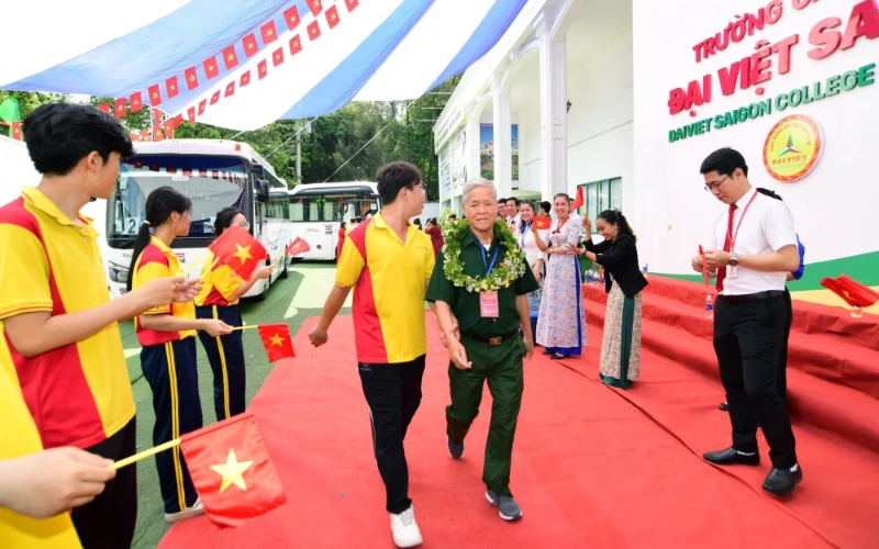 Khoảnh Khắc Đáng Nhớ Đón Đoàn Cựu Chiến Binh Quảng Trị