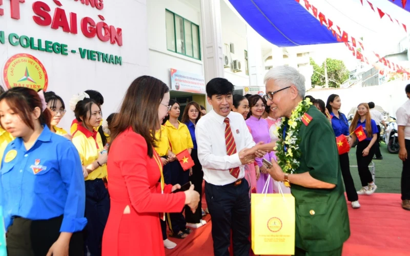 Khoảnh Khắc Đáng Nhớ Đón Đoàn Cựu Chiến Binh Quảng Trị