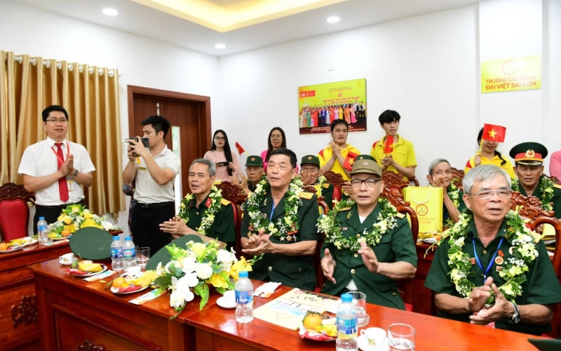 Khoảnh Khắc Đáng Nhớ Đón Đoàn Cựu Chiến Binh Quảng Trị