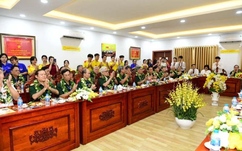 Khoảnh Khắc Đáng Nhớ Đón Đoàn Cựu Chiến Binh Quảng Trị