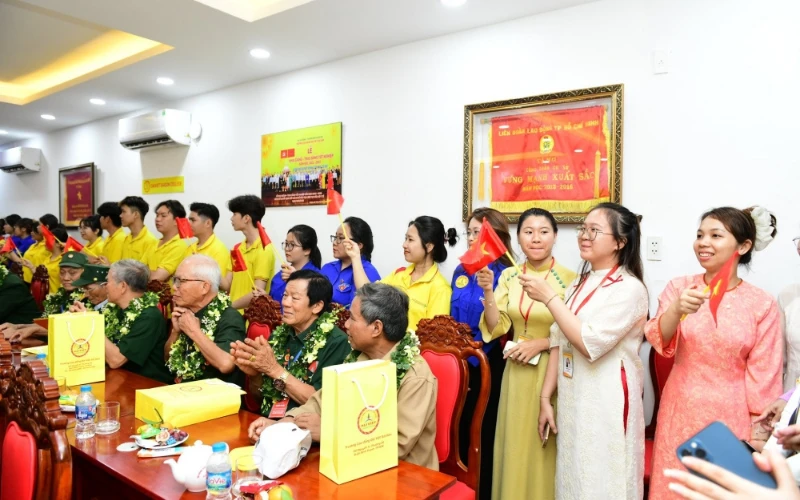 Khoảnh Khắc Đáng Nhớ Đón Đoàn Cựu Chiến Binh Quảng Trị