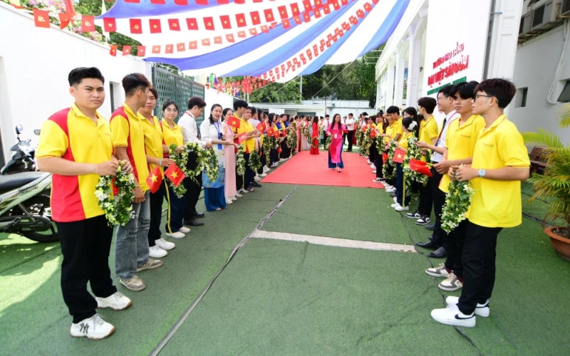 Khoảnh Khắc Đáng Nhớ Đón Đoàn Cựu Chiến Binh Quảng Trị