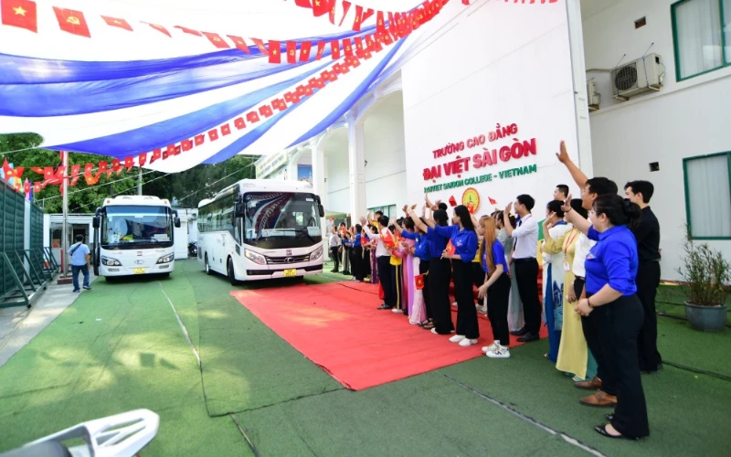 Khoảnh Khắc Đáng Nhớ Đón Đoàn Cựu Chiến Binh Quảng Trị