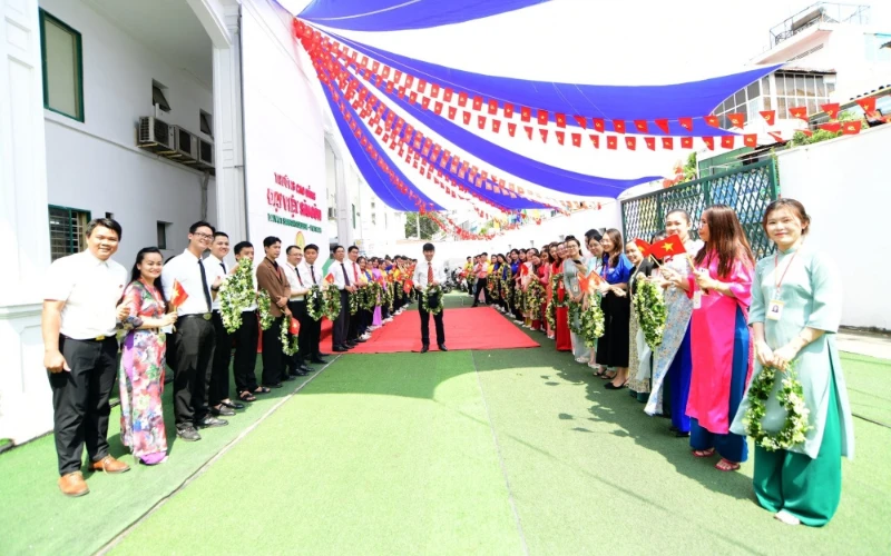 Khoảnh Khắc Đáng Nhớ Đón Đoàn Cựu Chiến Binh Quảng Trị