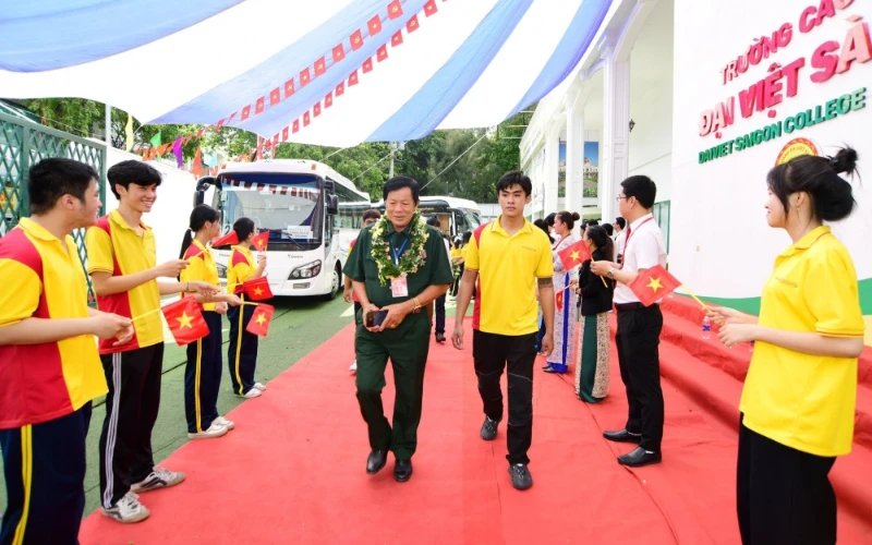 Khoảnh Khắc Đáng Nhớ Đón Đoàn Cựu Chiến Binh Quảng Trị