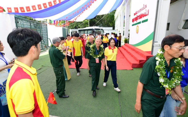 Khoảnh Khắc Đáng Nhớ Đón Đoàn Cựu Chiến Binh Quảng Trị