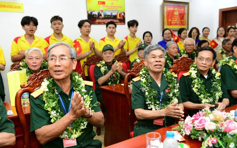 Khoảnh Khắc Đáng Nhớ Đón Đoàn Cựu Chiến Binh Quảng Trị