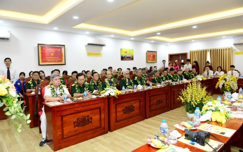 Khoảnh Khắc Đáng Nhớ Đón Đoàn Cựu Chiến Binh Quảng Trị