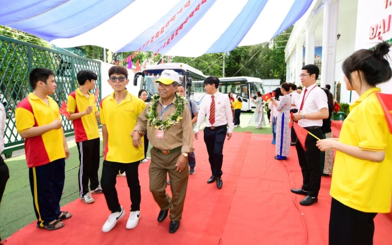 Khoảnh Khắc Đáng Nhớ Đón Đoàn Cựu Chiến Binh Quảng Trị