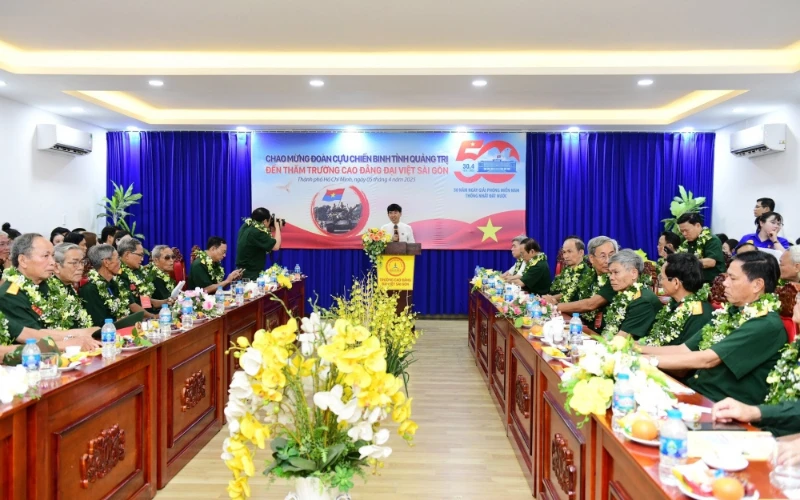 Khoảnh Khắc Đáng Nhớ Đón Đoàn Cựu Chiến Binh Quảng Trị