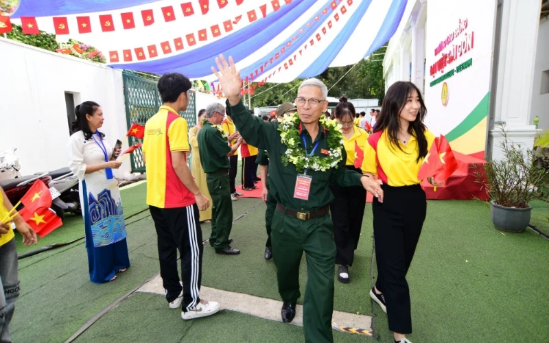 Khoảnh Khắc Đáng Nhớ Đón Đoàn Cựu Chiến Binh Quảng Trị