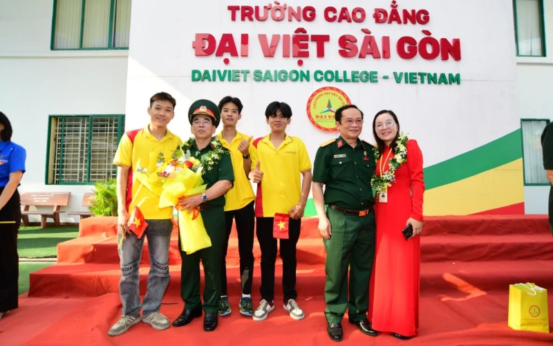 Khoảnh Khắc Đáng Nhớ Đón Đoàn Cựu Chiến Binh Quảng Trị