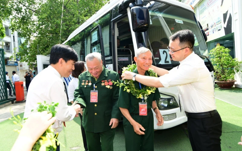 Khoảnh Khắc Đáng Nhớ Đón Đoàn Cựu Chiến Binh Quảng Trị