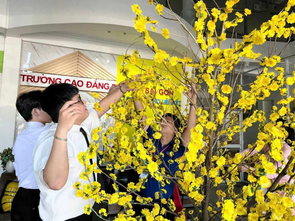 Không Khí Tết Rộn Ràng Tại Đại Việt Cần Thơ – Sắc Xuân Ngập Tràn Niềm Vui