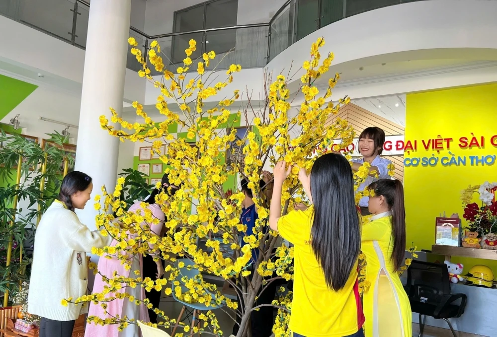 Không Khí Tết Rộn Ràng Tại Đại Việt Cần Thơ – Sắc Xuân Ngập Tràn Niềm Vui