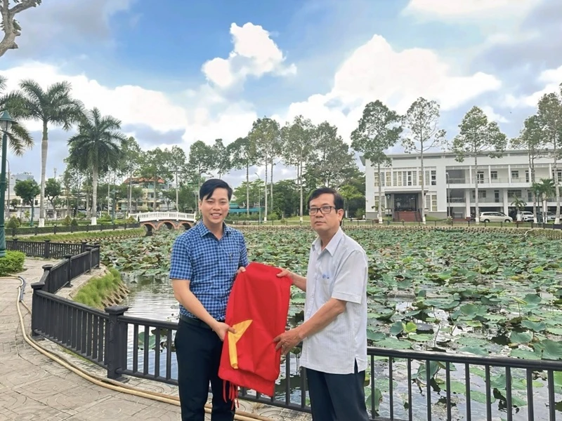 Ngày 30/4 - Ngày Hội Non Sông Trường Đại Việt Vinh Dự Đón Nhận Những Lá Cờ Tổ Quốc Đầy Ý Nghĩa