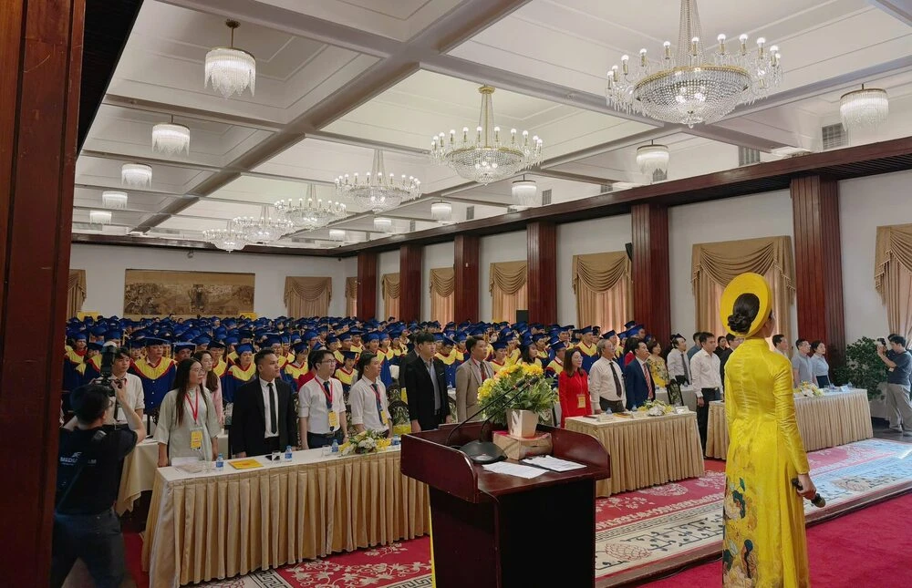 NGHI THỨC CHÀO CỜ TRANG NGHIÊM TẠI LỄ TRAO BẰNG TỐT NGHIỆP 2025