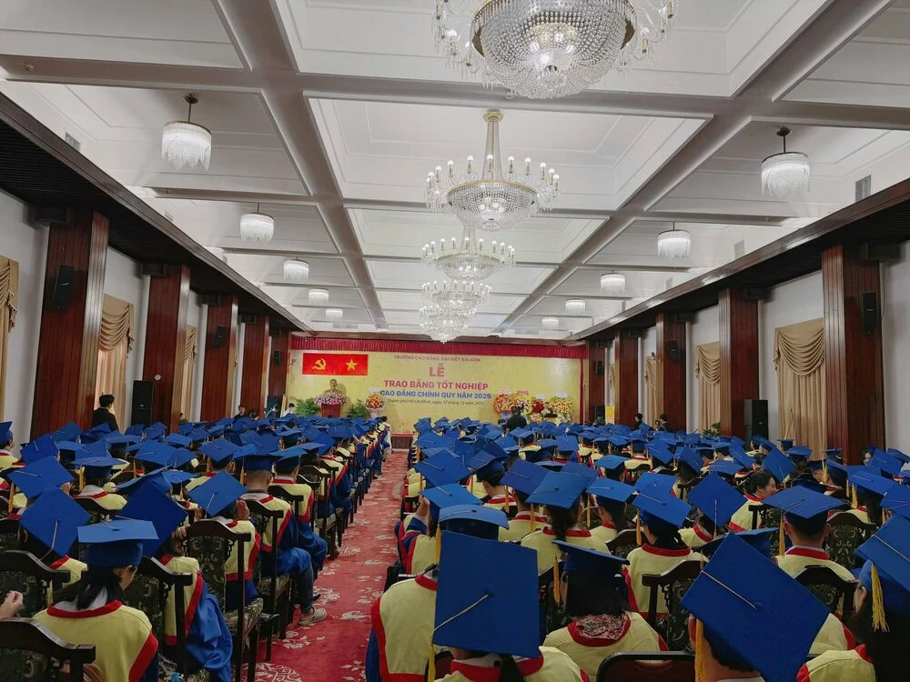 NGHI THỨC CHÀO CỜ TRANG NGHIÊM TẠI LỄ TRAO BẰNG TỐT NGHIỆP 2025