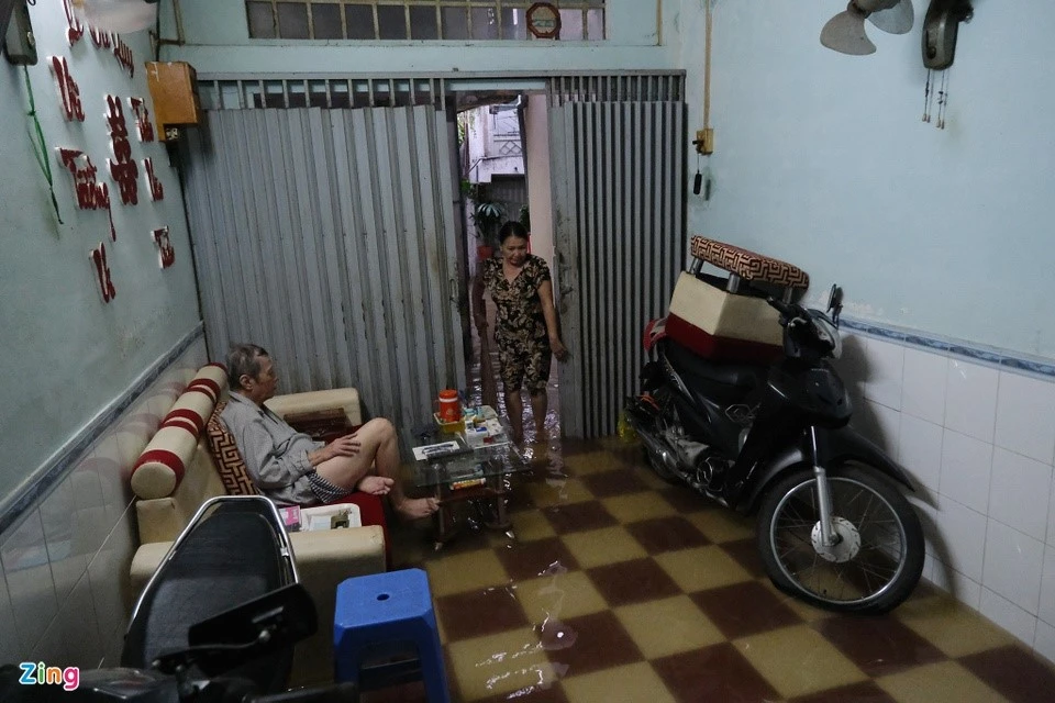 Người Cần Thơ Đắp Bờ Ngăn Triều Cường, Nước Ngập Sâu Đến Yên Xe Máy