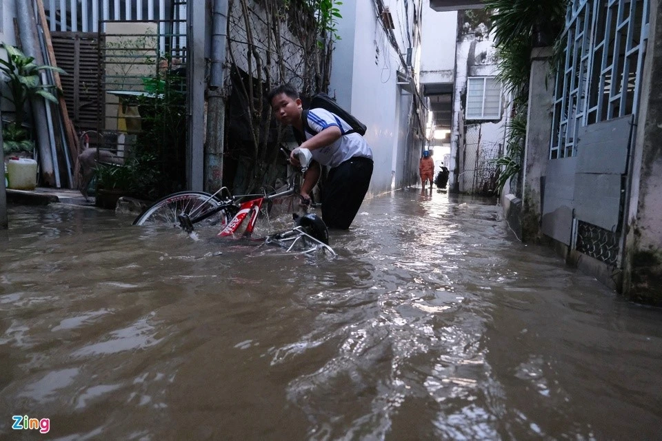 Người Cần Thơ Đắp Bờ Ngăn Triều Cường, Nước Ngập Sâu Đến Yên Xe Máy
