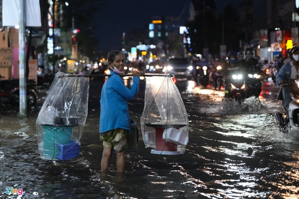 Người Cần Thơ Đắp Bờ Ngăn Triều Cường, Nước Ngập Sâu Đến Yên Xe Máy