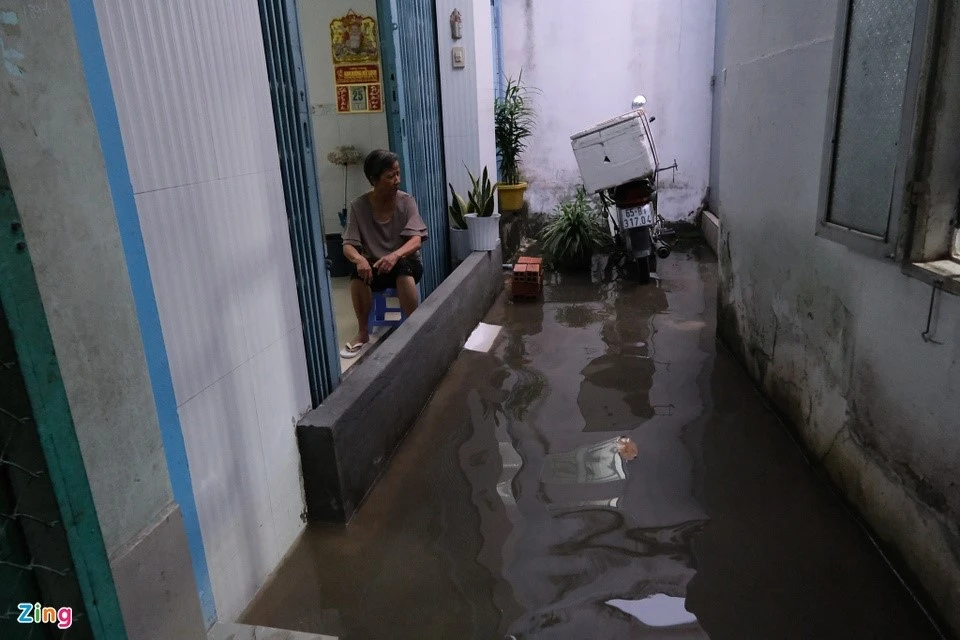 Người Cần Thơ Đắp Bờ Ngăn Triều Cường, Nước Ngập Sâu Đến Yên Xe Máy