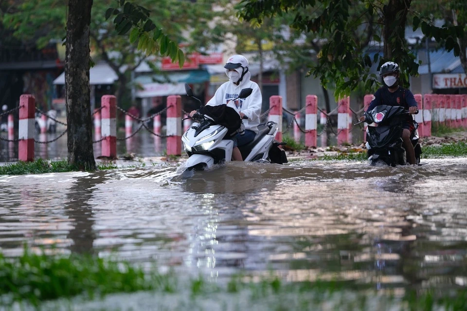 Người Cần Thơ Đắp Bờ Ngăn Triều Cường, Nước Ngập Sâu Đến Yên Xe Máy