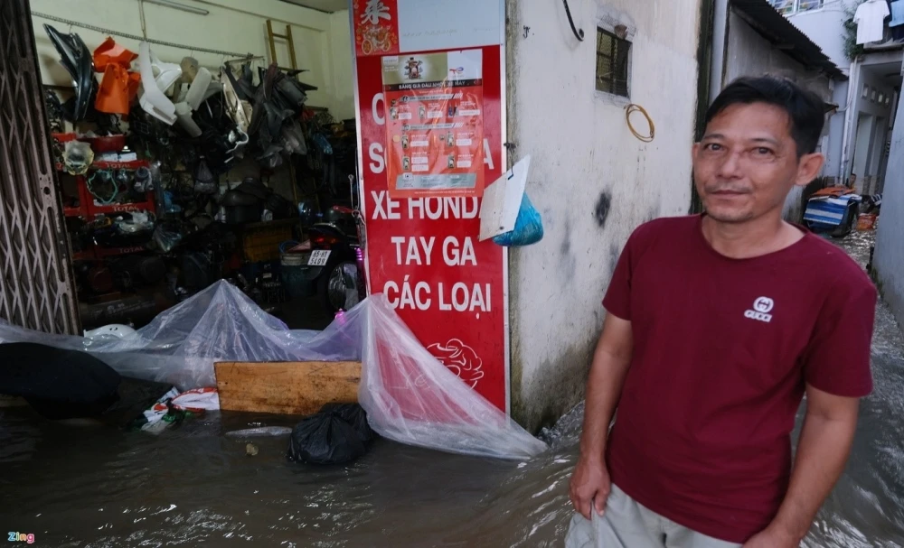 Người Cần Thơ Đắp Bờ Ngăn Triều Cường, Nước Ngập Sâu Đến Yên Xe Máy