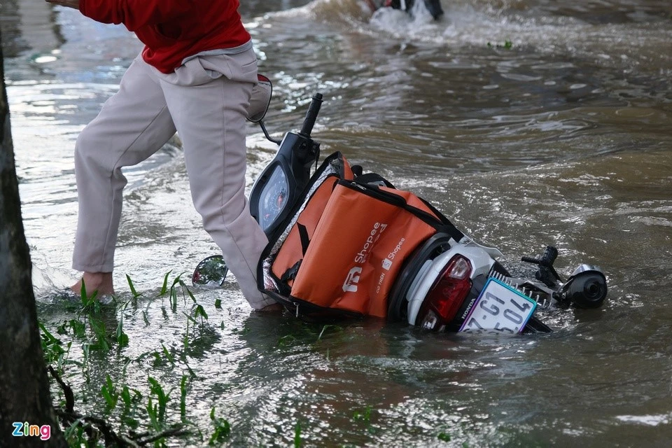 Người Cần Thơ Đắp Bờ Ngăn Triều Cường, Nước Ngập Sâu Đến Yên Xe Máy