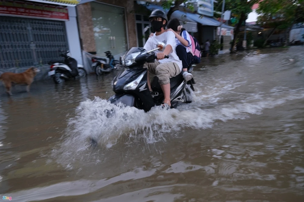 Người Cần Thơ Đắp Bờ Ngăn Triều Cường, Nước Ngập Sâu Đến Yên Xe Máy