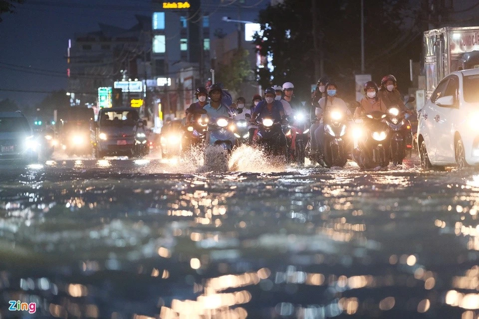 Người Cần Thơ Đắp Bờ Ngăn Triều Cường, Nước Ngập Sâu Đến Yên Xe Máy