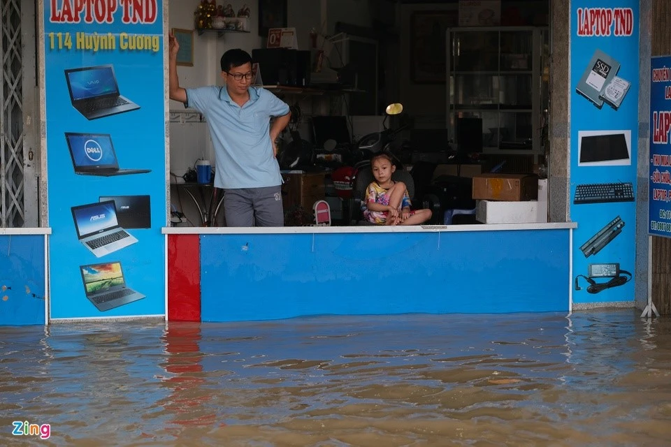 Người Cần Thơ Đắp Bờ Ngăn Triều Cường, Nước Ngập Sâu Đến Yên Xe Máy