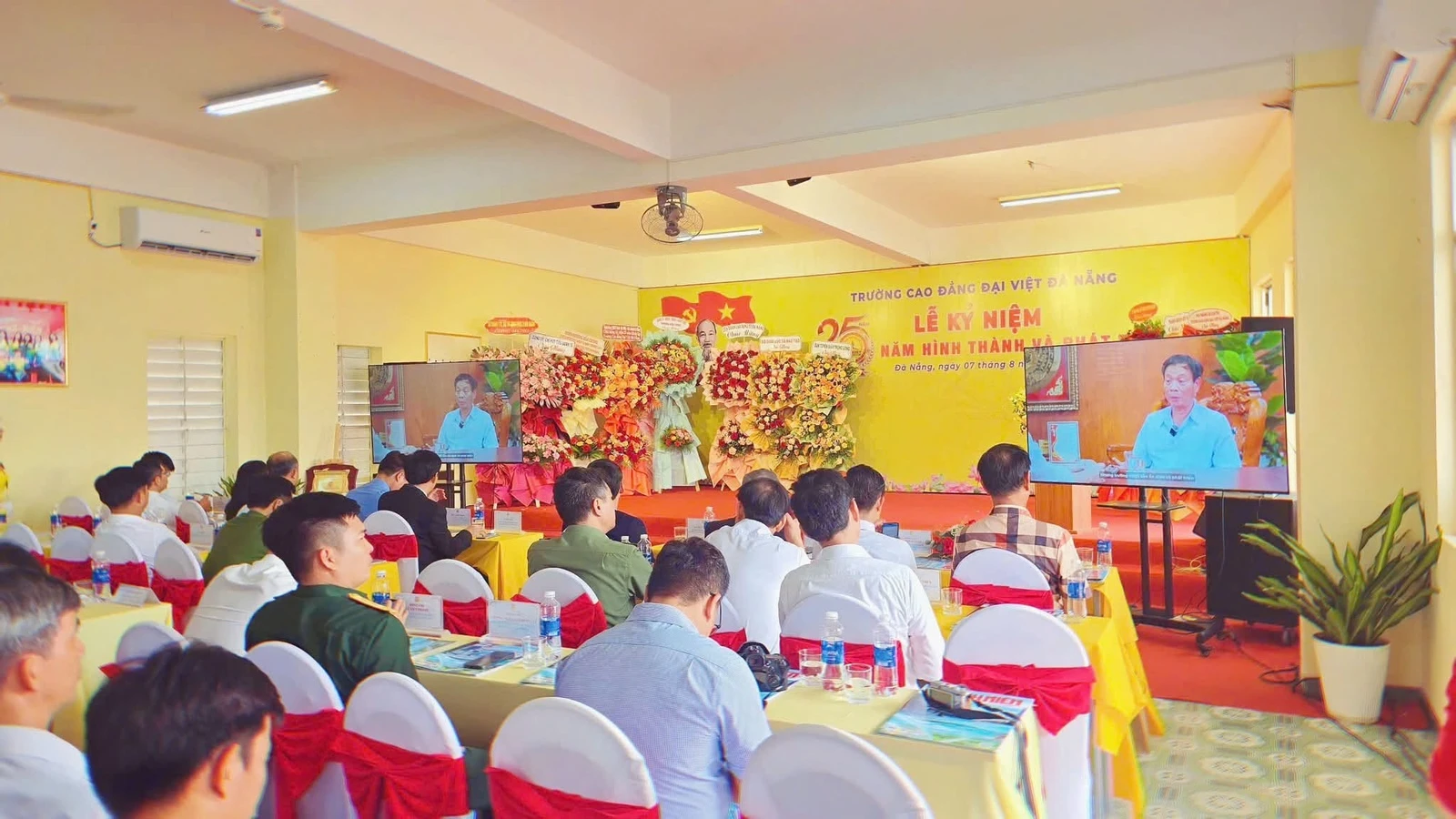 NHỮNG HÌNH ẢNH ĐẦU TIÊN TỪ LỄ KỶ NIỆM 25 NĂM HÌNH THÀNH VÀ PHÁT TRIỂN TRƯỜNG CAO ĐẲNG ĐẠI VIỆT ĐÀ NẴNG