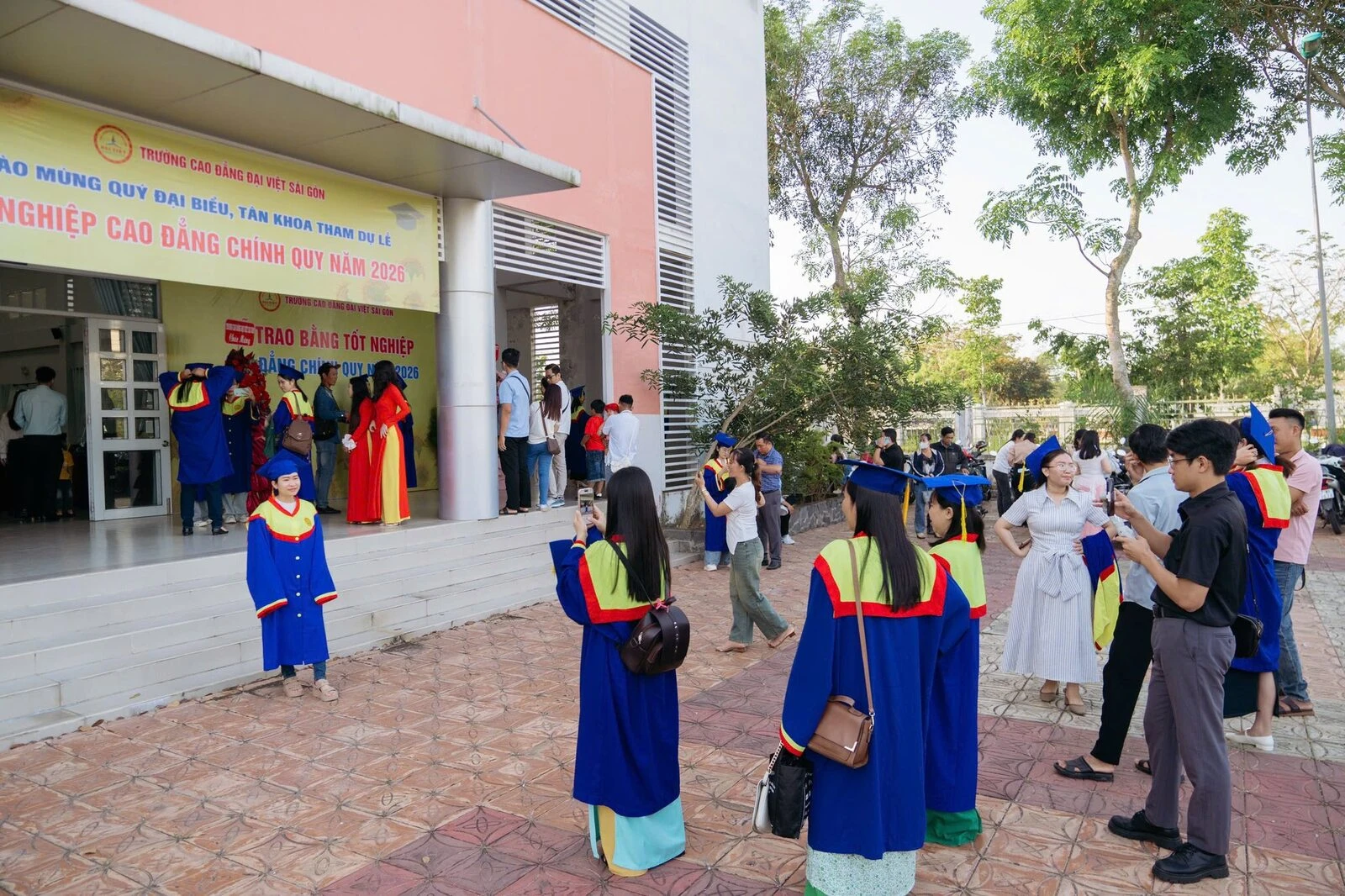 NHỮNG KHOẢNH KHẮC RẠNG RỠ TRONG NGÀY LỄ TỐT NGHIỆP 2026