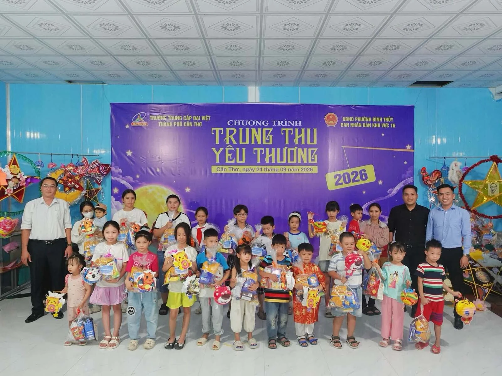 RỘN RÀNG ĐÊM HỘI “TRUNG THU YÊU THƯƠNG” NĂM 2026 - TRAO GIẢI HỘI THI LÀM LỒNG ĐÈN CHO CÁC CHI ĐOÀN LỚP