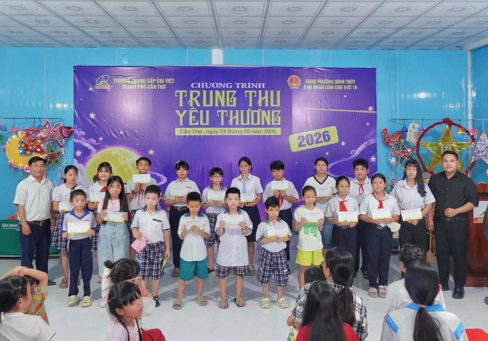 RỘN RÀNG ĐÊM HỘI “TRUNG THU YÊU THƯƠNG” NĂM 2026 - TRAO GIẢI HỘI THI LÀM LỒNG ĐÈN CHO CÁC CHI ĐOÀN LỚP