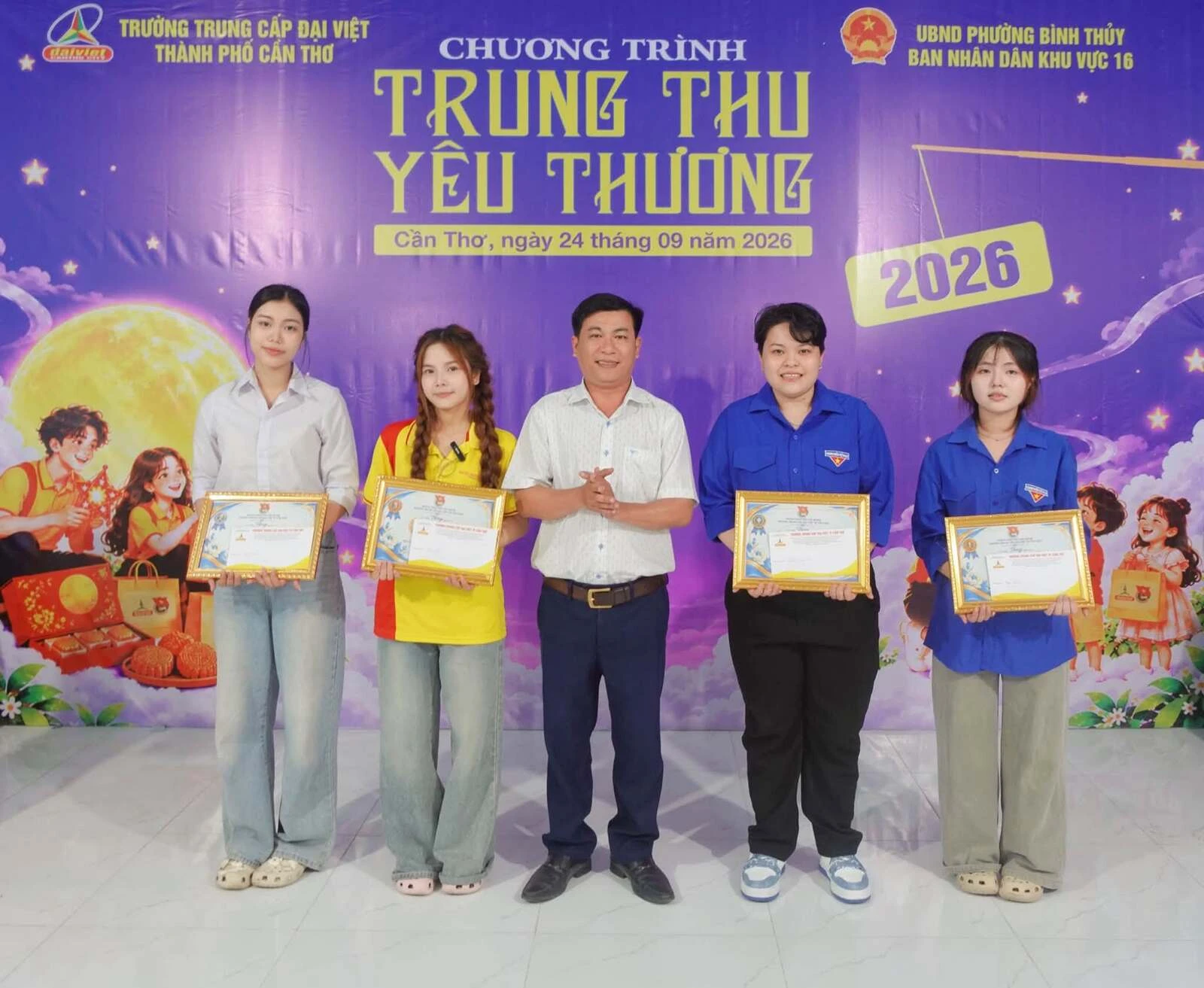 RỘN RÀNG ĐÊM HỘI “TRUNG THU YÊU THƯƠNG” NĂM 2026 - TRAO GIẢI HỘI THI LÀM LỒNG ĐÈN CHO CÁC CHI ĐOÀN LỚP