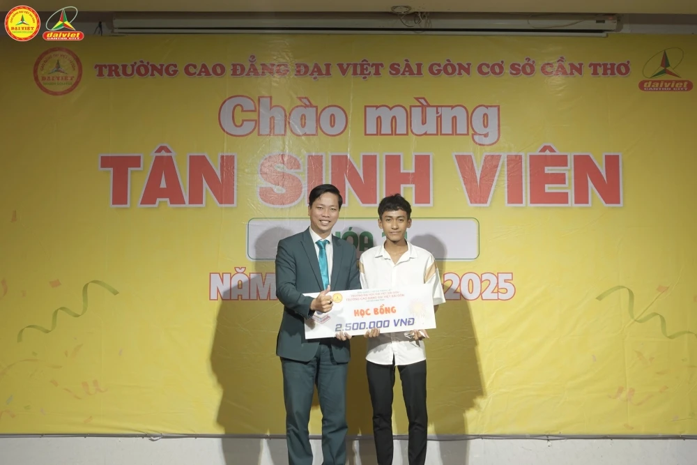 Rộn ràng không khí khai giảng của tân sinh viên Đại Việt Cần Thơ