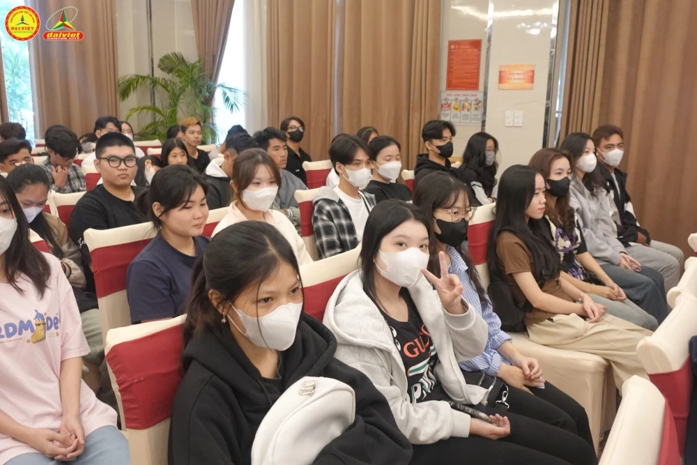 Rộn ràng không khí khai giảng của tân sinh viên Đại Việt Cần Thơ