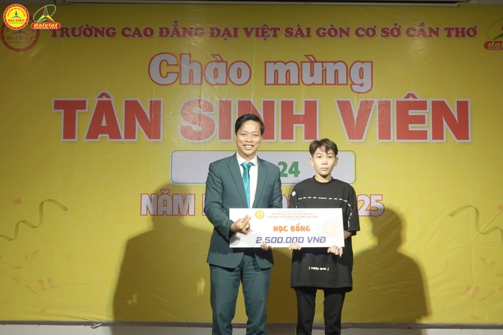 Rộn ràng không khí khai giảng của tân sinh viên Đại Việt Cần Thơ