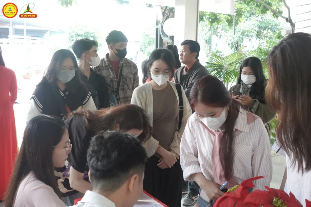 Rộn ràng không khí khai giảng của tân sinh viên Đại Việt Cần Thơ