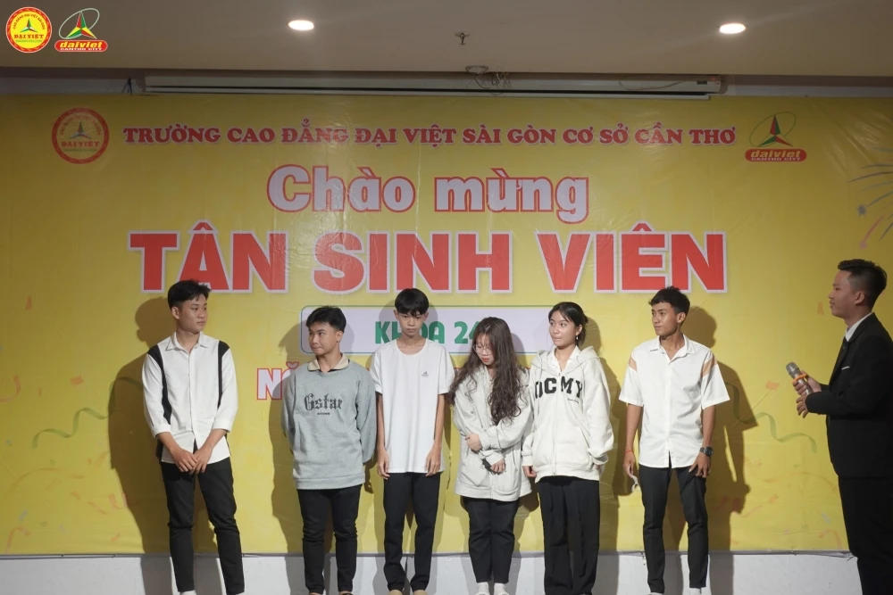 Rộn ràng không khí khai giảng của tân sinh viên Đại Việt Cần Thơ