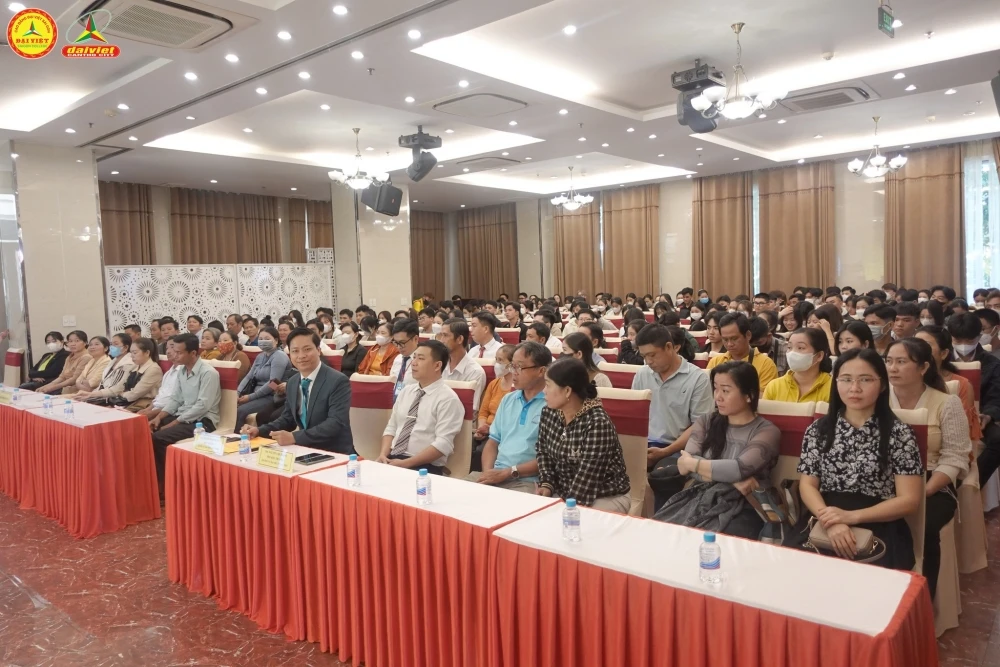 Rộn ràng không khí khai giảng của tân sinh viên Đại Việt Cần Thơ