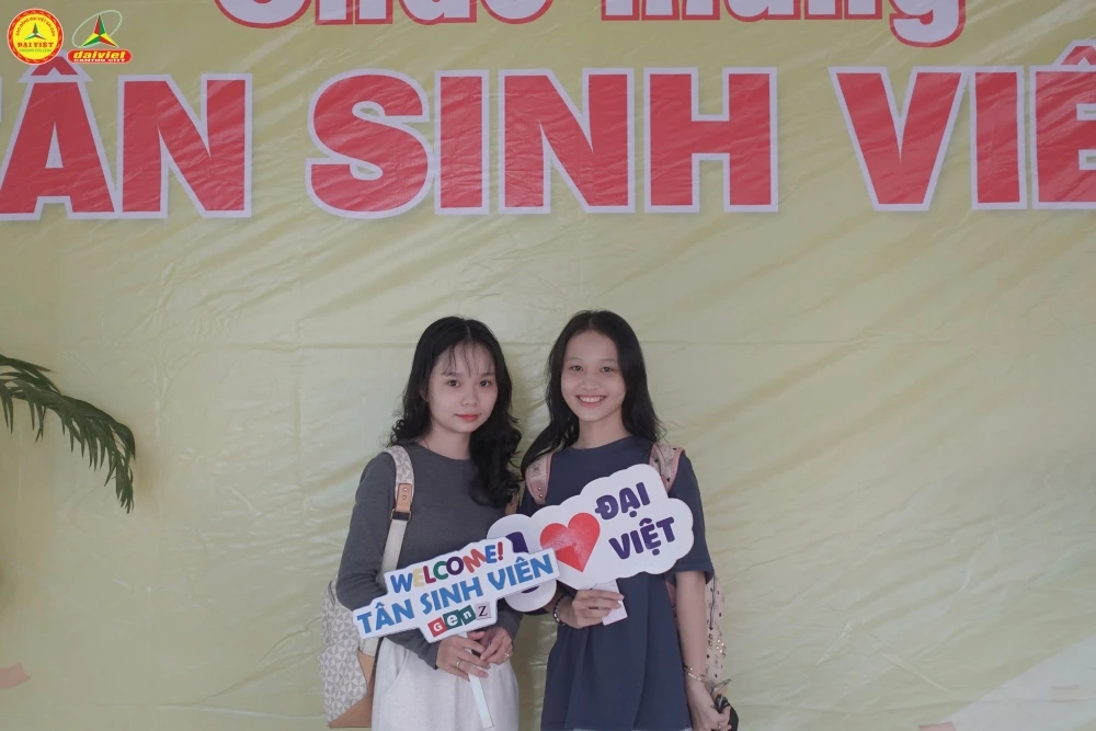 Rộn ràng không khí khai giảng của tân sinh viên Đại Việt Cần Thơ