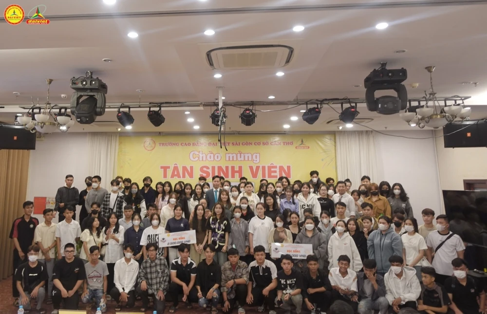 Rộn ràng không khí khai giảng của tân sinh viên Đại Việt Cần Thơ