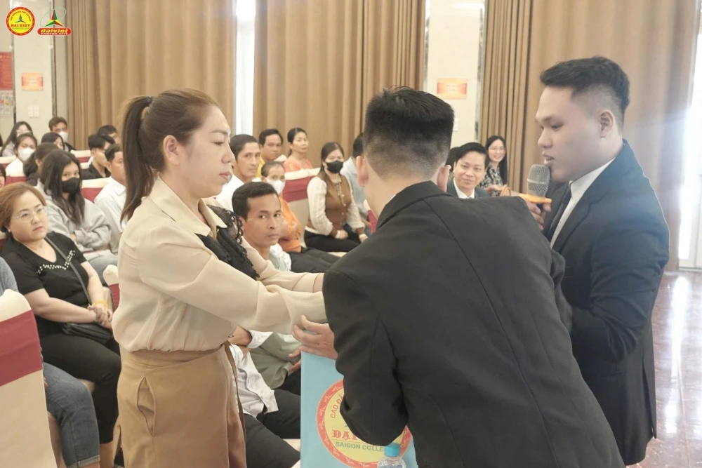 Rộn ràng không khí khai giảng của tân sinh viên Đại Việt Cần Thơ